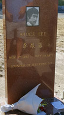 Ons Meester bezoek Bruce en Brandon Lee's Gravesite in Seattle 25 augustus 2017