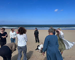 Tai Chi workshop : het strand in Scheveningen voor de Slachtofferhulp Nederland. 